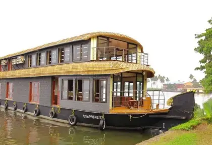 6 Bedroom Deluxe Houseboat