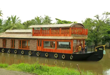 1 Bedroom Semi-luxury Houseboat