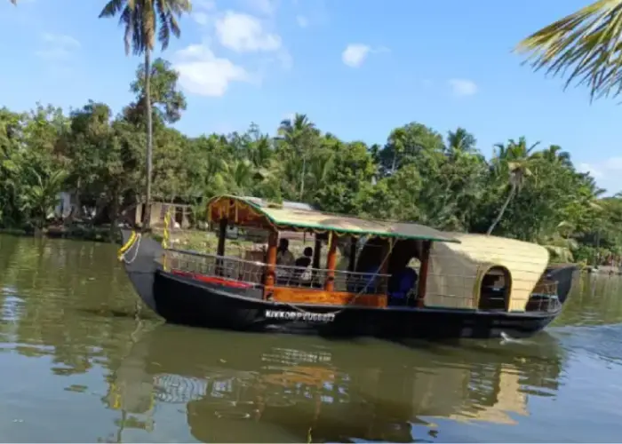 What boat should you take to explore the backwaters of Alleppey, Kerala?