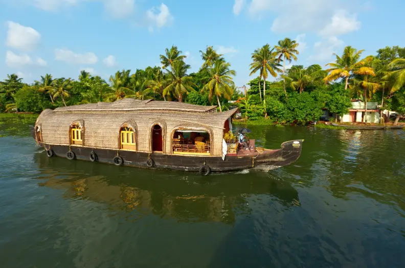 Houseboat in Kollam or Alleppey? Find Out Which One Suits You Best