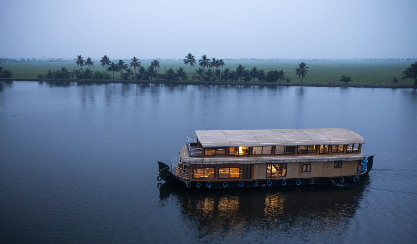 Top 10 Luxury Houseboats in Alleppey, Kerala